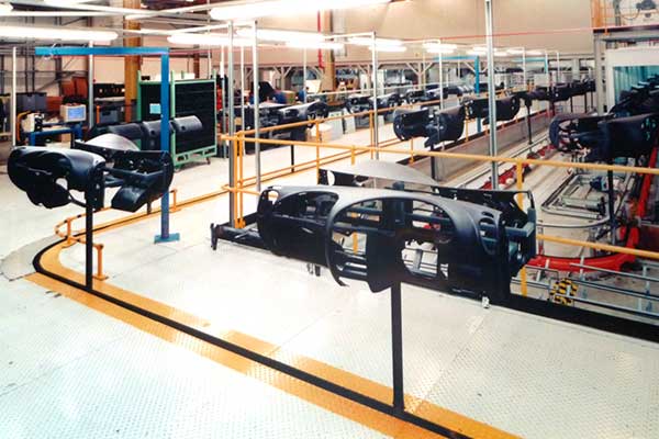 Dashboards auf einem MCM Inverted AT100-Förderband Dashboards on an MCM Inverted AT100 Conveyor