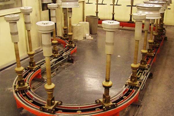 Autoräder auf einem MCM Dualtrack 100-Förderband Car Wheels on a MCM Dualtrack 100 Conveyor