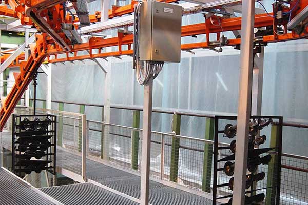 Aufhängungsteile an einem MCM AT100 Power & Free-Förderer Suspension parts on a MCM AT100 Power & Free Conveyor