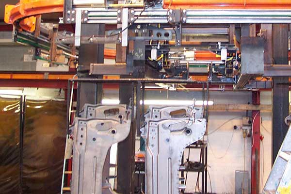 Aufhängungsteile an einem MCM AT100 Power & Free-Förderer Suspension parts on a MCM AT100 Power & Free Conveyor