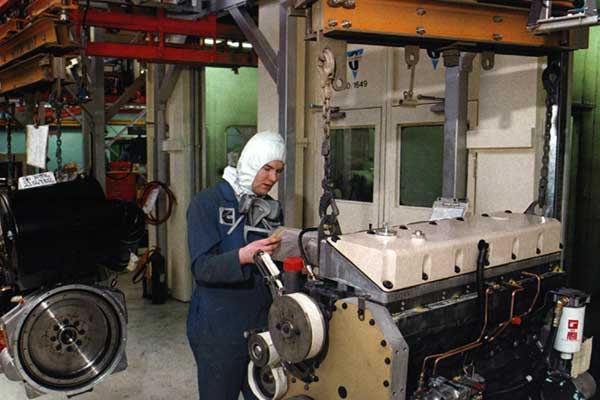 Motoren auf einem MCM AT500 Power & Free-Förderband Engines on a MCM AT500 Power & Free Conveyer