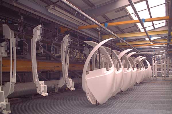 Spritzgussteile auf einem MCM Powertrack 60-Förderband Injection Mouldings on a MCM Powertrack 60 Conveyor