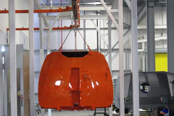 Kehrmaschinentanks auf einem Freetrack 500-Förderband Road Sweeper Tanks on a Freetrack 500 Conveyor