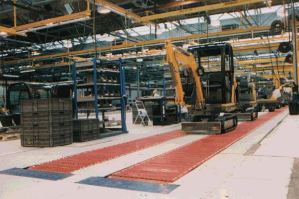 Spritzgussteile auf einem MCM Powertrack 60 Conveyo Mini Excavators on an Amber Automation HD Slat Conveyors