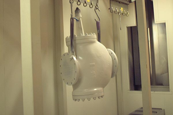 Große Industrieventile auf einem MCM AT500 Power & Free-Förderer Large industrial Valves On A MCM AT500 Power & Free Conveyor