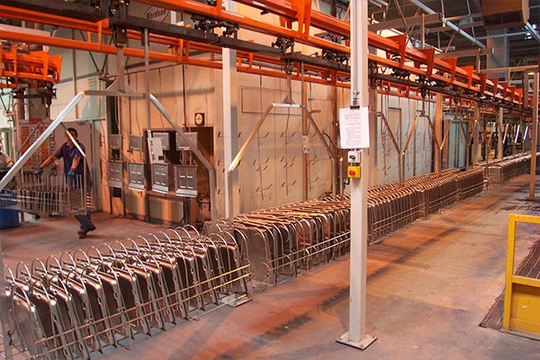 Fertigplatten auf einem MCM AT100 Power & Free-Förderband Fabricated Panels On A MCM AT100 Power & Free Conveyor