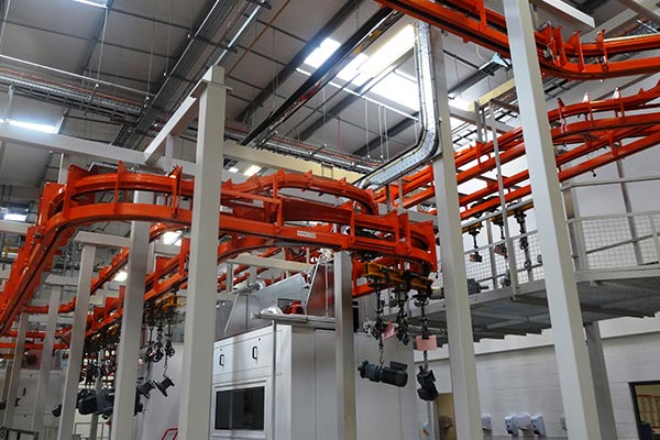 Getriebemotoren auf einem MCM AT500M Power & Free-Förderer Geared Motors On A MCM AT500M Power & Free Conveyor