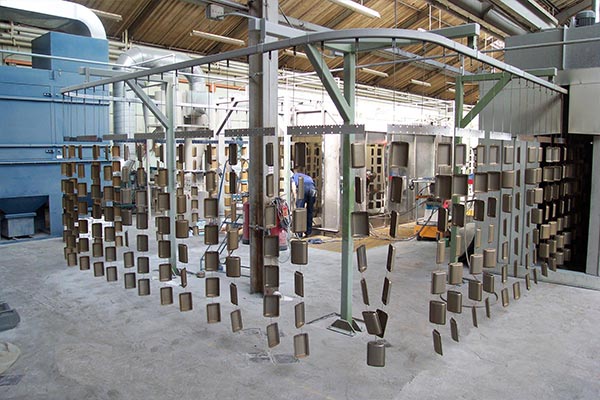 Kleine Komponenten auf einem MCM Powertrack 30-Förderband Small Components On A MCM Powertrack 30 Conveyor