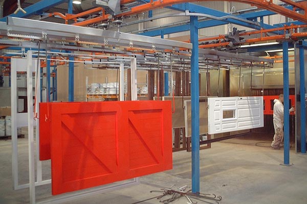 Türpaneele auf einem MCM AT50 Power & Free-Förderband HGV Trailer Chassis On A MCM Powertrack 500 Conveyor