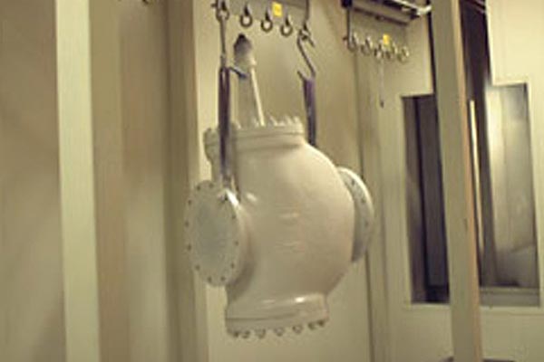 MCM-Hängeförderer bieten eine Lösung für Wehrventile MCM Overhead Conveyors Provide a Solution for Weir Valves